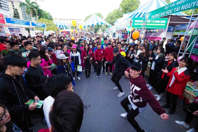 Một tiết mục nhảy sôi động của các bạn sinh viên trường ĐH Tài nguyên môi trường - Ảnh: Nguyễn Khánh