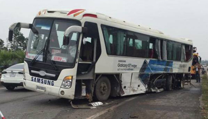 Chiếc xe khách bị hư hỏng nặng sau vụ tai nạn - ảnh: FB Otofun