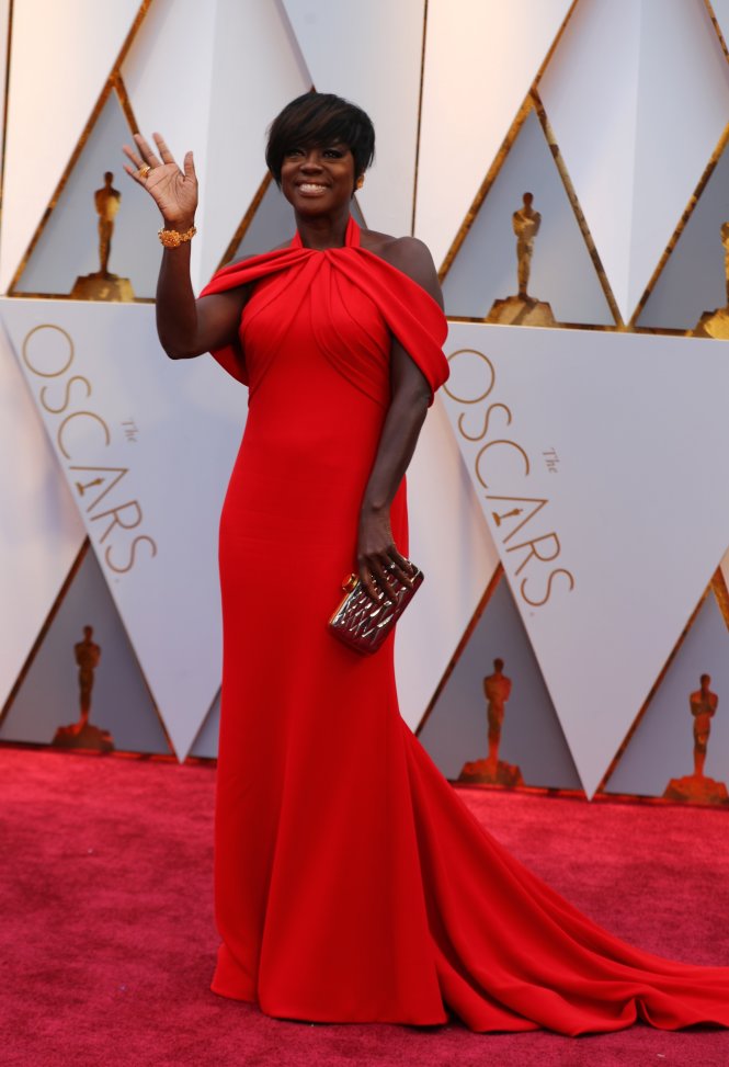 Nữ diễn viên Viola Davis, nữ diễn viên phụ xuất sắc nhất của Oscar 2017 trong bộ đầm của Armani Privé - Ảnh: Reuters
