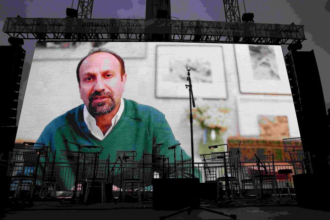 Đạo diễn Asghar Farhadi phát biểu qua video tại buổi chiếu phim The Salesman tại quảng trường Trafalgar ở thủ đô London, Anh - Ảnh: Reuters