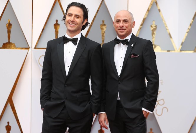 Đạo diễn Alan Barillaro và nhà sản xuất Marc Sondheimer đã dành Oscar phim hoạt hình ngắn hay nhất - Ảnh: Reuters