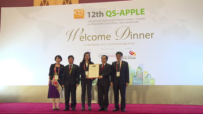Bà Manny Mok - Giám đốc điều hành QS-Stars Châu Á trao chứng nhận đạt tiêu chuẩn quốc tế 3 sao cho trường ĐH Nguyễn Tất Thành.