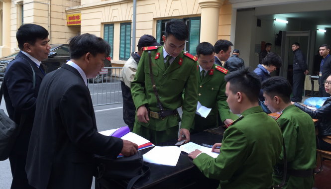 Lực lượng an ninh tiếp tục kiểm tra giấy tờ của những người đến toà trước khi vào phòng xử - Ảnh: Thân Hoàng