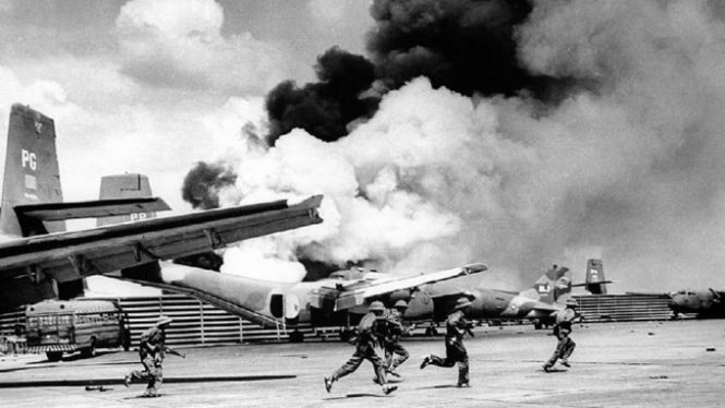 Quân cách mạng giải phóng sân bay Tân Sơn Nhất tháng 4-1975 - 
Ảnh: ĐINH QUANG THÀNH