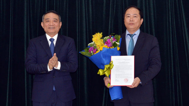 Bộ trưởng Bộ GTVT Trương Quang Nghĩa (bên trái) trao quyết định bổ nhiệm chức vụ Chủ tịch Hội đồng thành viên Tổng công ty Đường sắt Việt Nam  cho ông Vũ Anh Minh - Ảnh: Ngọc Năm