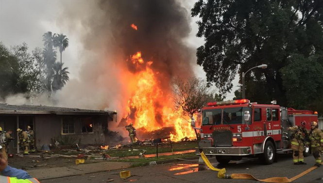 Lực lượng cứu hỏa đang ra sức dập tắt đám cháy do vụ rơi máy bay gây ra - Ảnh: NBC/Chloe Hirohata