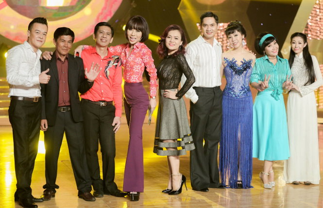 Bảy thí sinh và hai MC của Tình bolero hoan ca tập 2.
