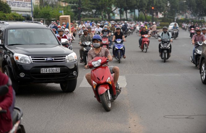 Một chiếc xe máy “cúp đầu” ôtô trên đường Trường Chinh, Q.Tân Bình, TP.HCM - Ảnh: Hữu Khoa