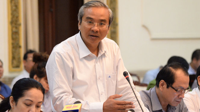 Ông Trần Quốc Huy, chủ tịch UBND quận 5 trình bày về việc lập lại trật tự lề đường - Ảnh Tự Trung