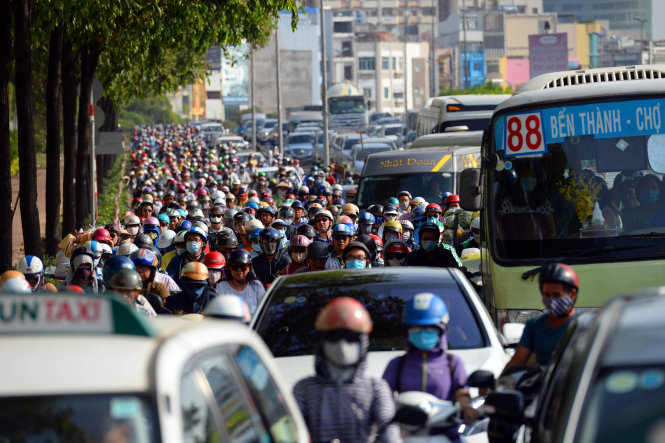 Xe kẹt kéo dài trên đường Nguyễn Hữu Cảnh - Ảnh: Hữu Khoa