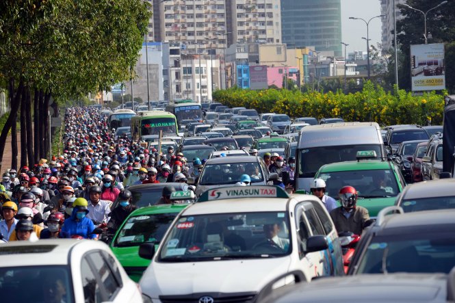 Hàng trăm ô tô, xe máy kẹt cứng từ hướng Hàng Xanh về trung tâm thành phố - Ảnh: Hữu Khoa