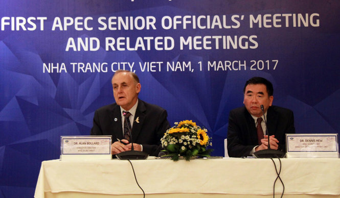 S Alan Bollard - giám đốc điều hành Ban Thư ký APEC quốc tế và TS Denis Hew - giám đốc Cơ quan hỗ trợ chính sách APEC tại cuộc họp báo - Ảnh: TR.TÂN