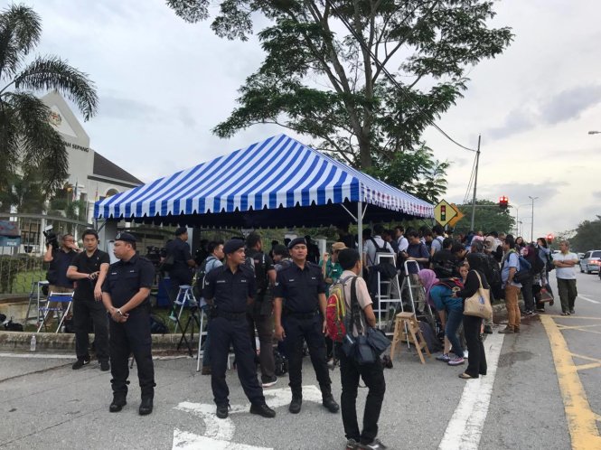 Các nhà báo xếp hàng đăng ký dự tòa và lực lượng cảnh sát Malaysia bảo vệ bên ngoài tòa sáng 1-3