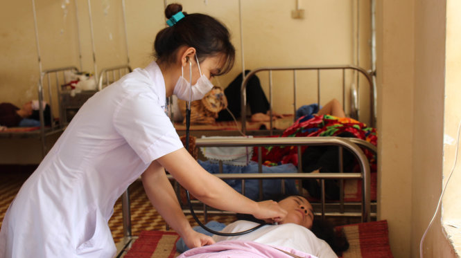 Nữ bệnh nhân bị ngộ độc điều trị tại bệnh viện đa khoa tỉnh Đắk Lắk ngày 24-2 - Ảnh: Thái Thịnh