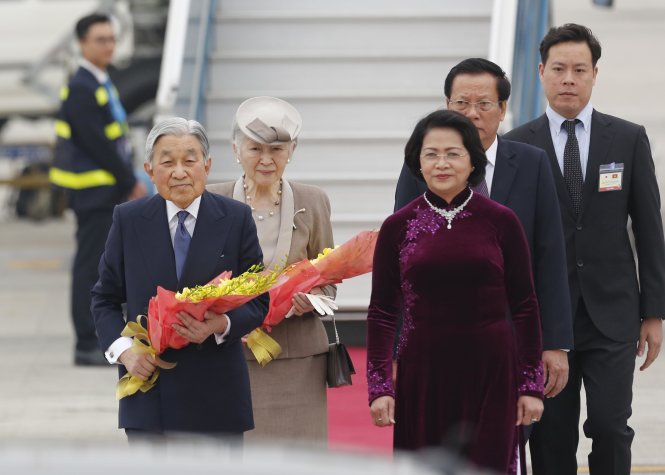 Phó chủ tịch nước Đặng Thị Ngọc Thịnh ra sân bay đón Nhật hoàng Akihito và Hoàng hậu Michiko - chiều 28-2 - Ảnh: Việt Dũng