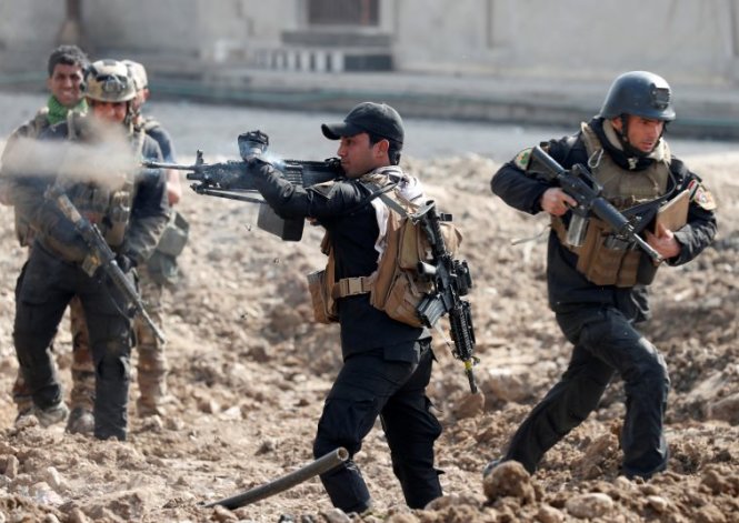 Những người lính thuộc lực lượng đặc nhiệm Iraq đang chiến đấu tại Mosul, Iraq ngày 1-3-2017 - Ảnh: Reuters