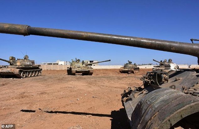 Xe tăng của lực lượng chính phủ Syria ở ngoại ô phía đông thành phố Aleppo - Ảnh: AFP