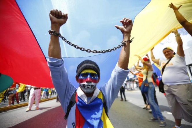 Người dân biểu tình phản đối tổng thống Venezuela, ông Nicolas Maduro, tại Caracas ngày 18-10-2014 - Ảnh: Reuters