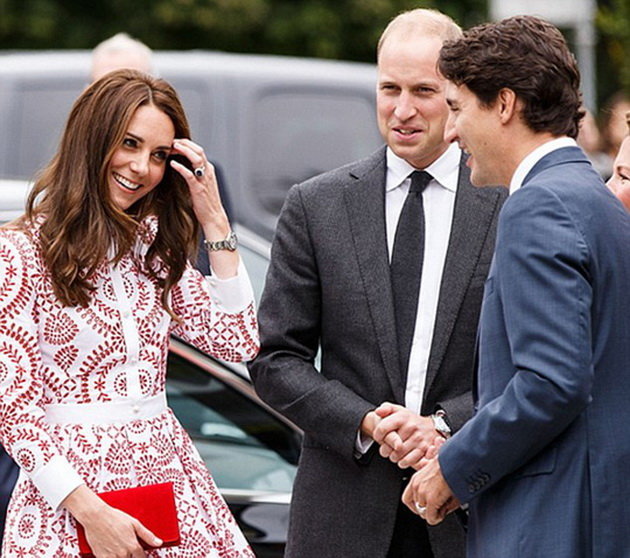 Công nương Kate tỏ vẻ e thẹn khi gặp thủ tướng Canada hồi tháng 9-2016. Bức ảnh này từng gây 'bão mạng' khi được đăng tải - Ảnh: AFP