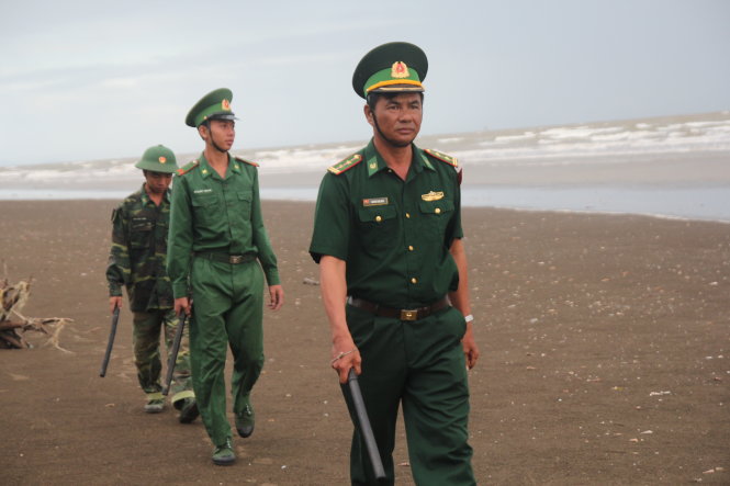 Trung tá Nguyễn Thái Dũng (đi đầu) - đội trưởng đội công tác cồn Ngang - tuần tra trên cồn - Ảnh: Mậu Trường