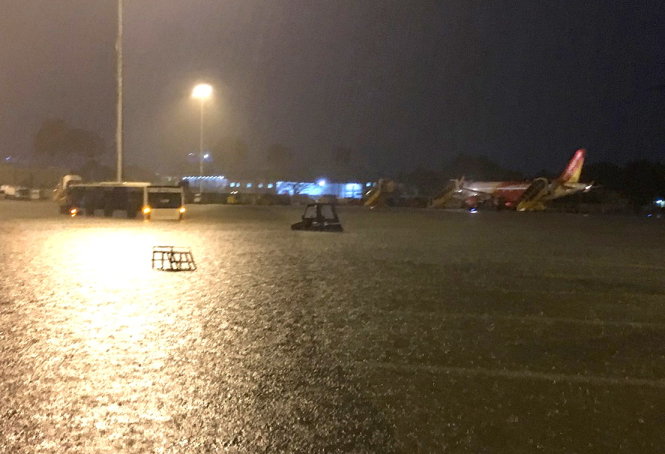 Hiện nay, những cơn mưa lớn đã làm ngập sân bay, ảnh hưởng đến hoạt động bay của phi trường Tân Sơn Nhất  - Ảnh: Khánh Băng