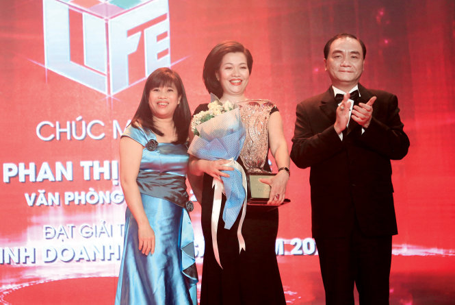Hinh 2: Bà Phan Thị Bích Ngọc – VP Hà Nội 2: Đại diện Kinh doanh Xuất sắc năm 2016