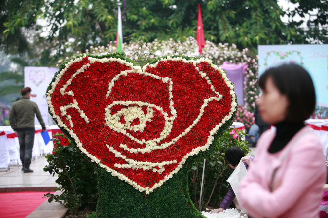 Một trái tim lớn được làm bằng hoa hồng đỏ - Ảnh: Nam Trần
