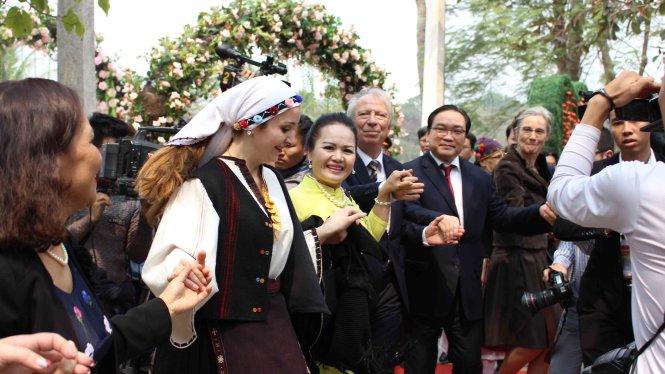 Lãnh đạo thành phố Hà Nội cùng đại sứ quán Bulgaria, người dân Việt Nam và ban nhạc Bulgaria cùng nhảy sôi động - Ảnh: Hà Thanh