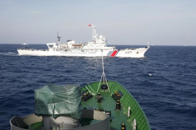 Một tàu cảnh sát biển Trung Quốc (trên) di chuyển ở gần một tàu cảnh sát biển của Việt Nam trên Biển Đông, cách bờ biển Việt Nam khoảng 210 km (130 hải lý) (ảnh tư liệu chụp ngày 14-5-2014) - Ảnh: Reuters