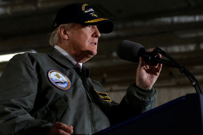 Tổng thống Trump phát biểu trên tàu Gerald Ford ngày 2-3 - Ảnh: Reuters