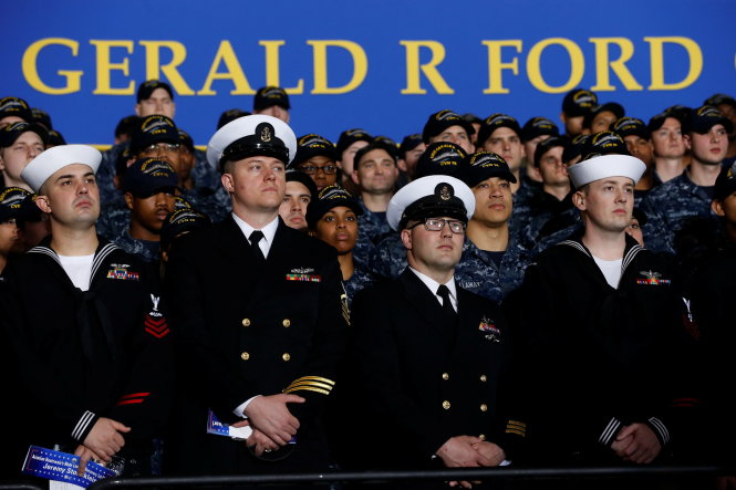 Lính hải quân Mỹ lắng nghe phát biểu của Tổng thống trên tàu Gerald Ford - Ảnh: Reuters