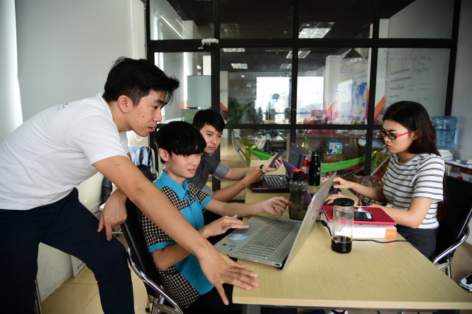 TS Lê Mai Tùng (bìa trái) hướng dẫn ba sinh viên đang làm việc tại dự án khởi nghiệp của mình cách thức trình bày ý tưởng kinh doanh - Ảnh: HỮU THUẬN