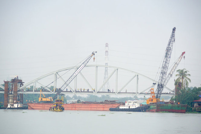 Công nhân nỗ lực làm cầu mới để thông tàu Bắc - Nam  - Ảnh: HM