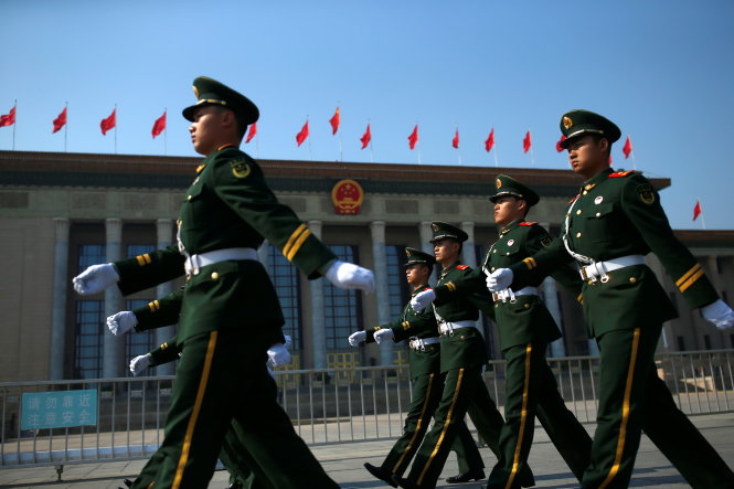 Lực lượng bảo vệ trước Đại Lễ Đường Nhân dân ở thủ đô Bắc Kinh ngày 3-3 nhân kỳ họp thứ 5 Hội nghị Chính trị Hiệp thương Nhân dân Trung Quốc (Chính Hiệp) - Ảnh: Reuters