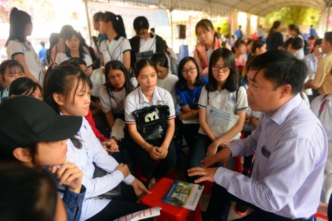 Thầy Nguyễn Ngọc Thái - Trường ĐH Kinh tế TP.HCM trả lời các câu hỏi của học sinh - Ảnh: Hữu Khoa