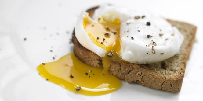 Bữa sáng với bánh mì và trứng - Ảnh: AFP