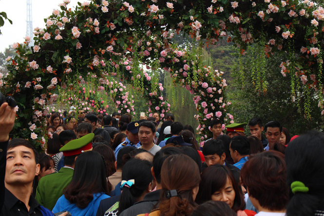 Hàng nghìn người chen chúc nhau tham quan, chụp ảnh tại lễ hội hoa hồng - Ảnh: CHÍ TUỆ