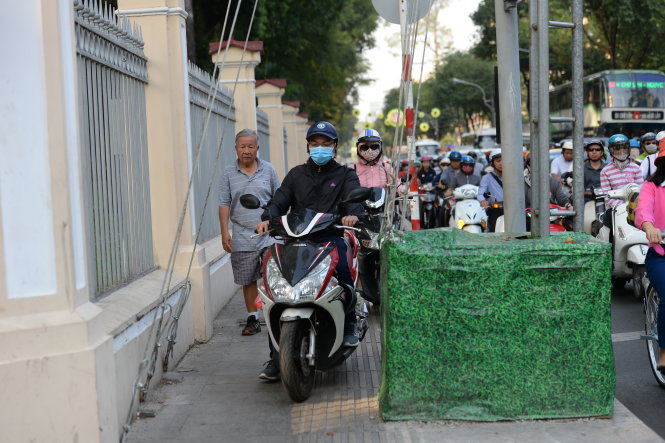 Nam thanh nữ tú chạy xe máy lên vỉa hè khiến người già đi bộ khép nép, lo sợ (ảnh chụp trên đường Nguyễn Thị Minh Khai, Q.1, TP.HCM) - Ảnh: HŨU KHOA