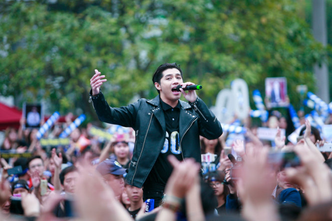 Ca sĩ Noo Phước Thịnh biểu diễn trong lễ phát động - Ảnh: NAM TRẦN