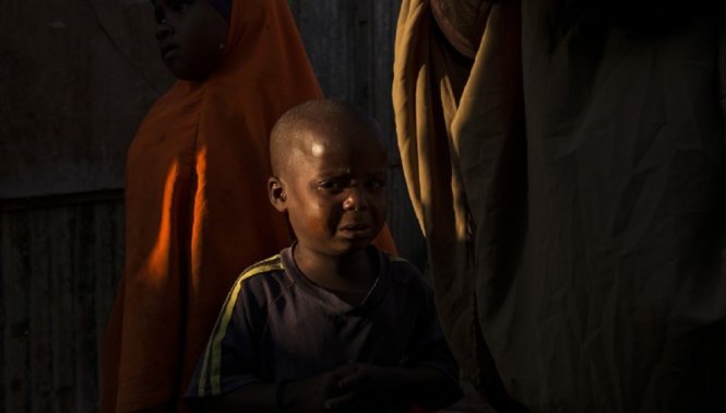 Một bé trai 4 tuổi ở Garowe khóc thương mẹ qua đời trong đợt hạn hán - Ảnh: Getty