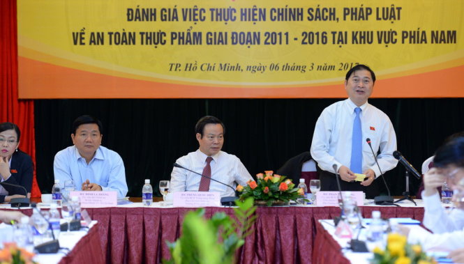 Các lãnh đạo tham dự Hội thảo đánh giá việc thực hiện chính sách, pháp luật về an toàn thực phẩm giai đoạn 2011 - 2016 tại khu vực phía Nam - Ảnh: HỮU KHOA