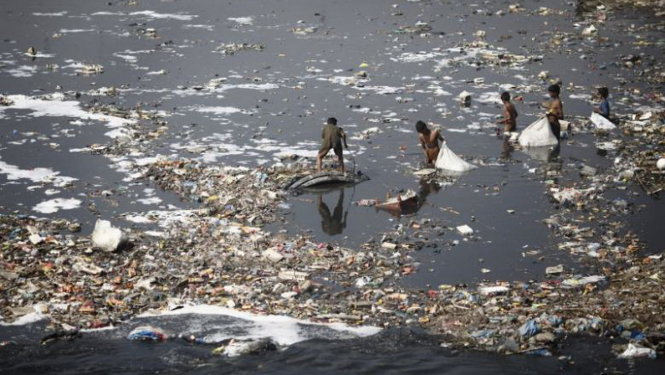 Trẻ em tìm chai nhựa ven bờ sông Bagmati bị ô nhiễm nặng. Ảnh chụp ở Kathmandu, Nepal - Ảnh: REUTERS