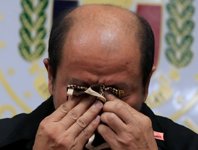 Cựu sĩ quan cảnh sát Arturo Lascanas khóc khi khai báo ở Thượng viện - Ảnh: Reuters