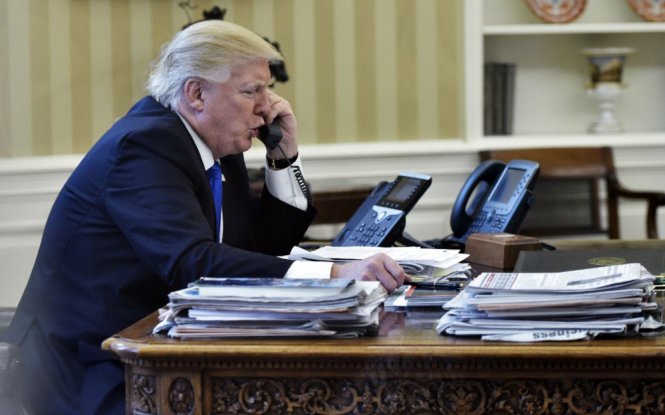 Tổng thống Donald Trump trong phòng Bầu dục ở Nhà Trắng ngày 28-1 - Ảnh: AFP