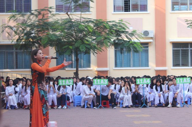 Nghệ sĩ Bình Tinh biểu diễn trích đoạn “Tiếng trống Mê Linh” tại sân Trường THPT Nguyễn Văn Linh - Ảnh: PHƯƠNG NGUYỄN