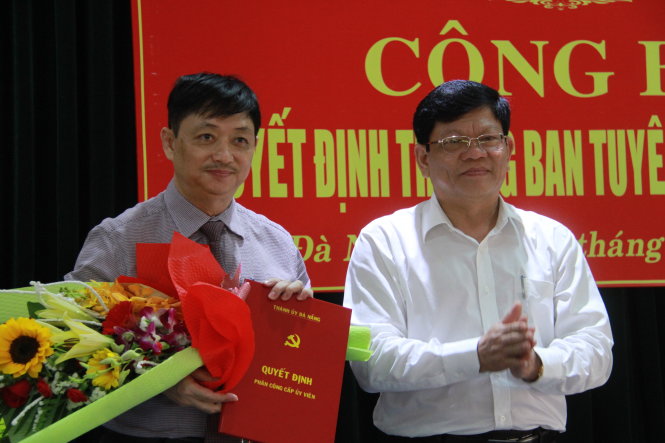 Ông Đặng Việt Dũng (bên trái) nhận quyết định của Thành ủy Đà Nẵng. Ảnh: HỮU KHÁ