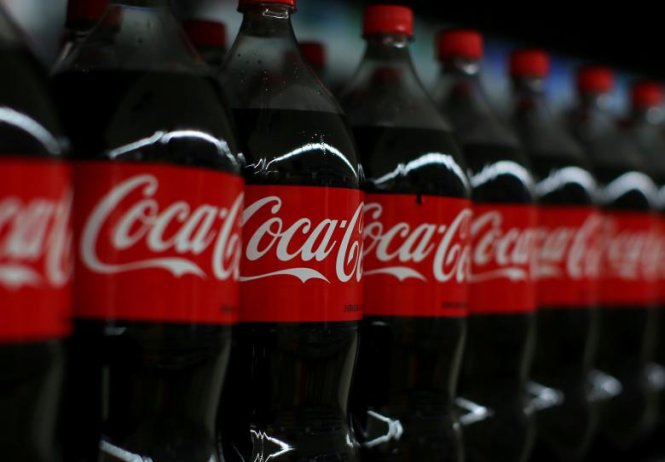Coca Cola trên kệ của Siêu thị Walmart ở California - Ảnh: Reuters