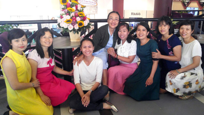 GS.TS Nguyễn Kim Phi Phụng (thứ 4 từ trái qua) và các học trò nữ của mình - Ảnh: TƯỜNG HÂN