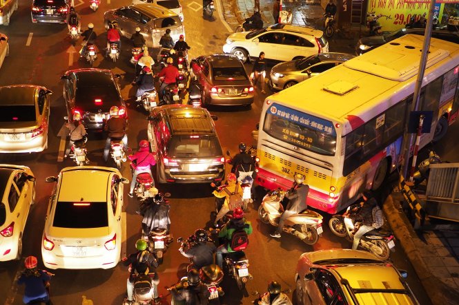 Một chiếc xe buýt bị mắc kẹt trên phố Giảng Võ - Ảnh: Nguyễn Khánh