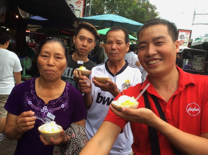 Hữu Nghĩa (bìa phải) và mẹ - bà Đoàn Thị Thông (bìa trái) - ăn món kem dừa tại chợ Chatuchak (Thái Lan) - Ảnh: NVCC